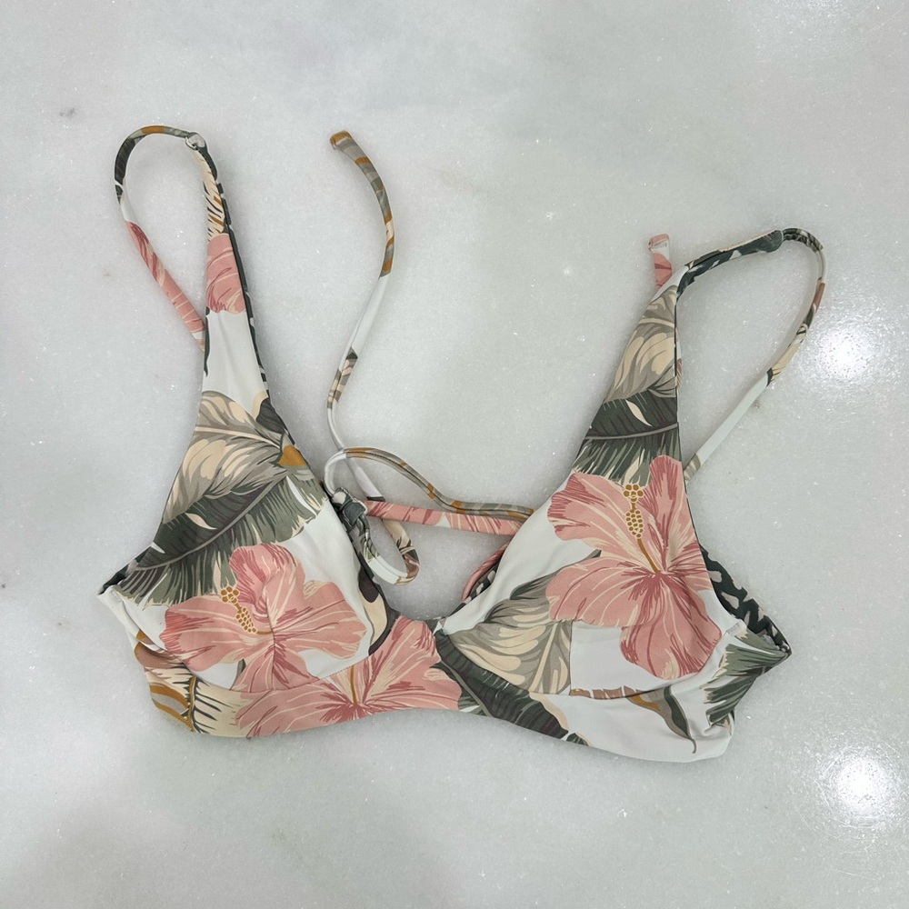 SIZE SMALL Billabong bikini top!